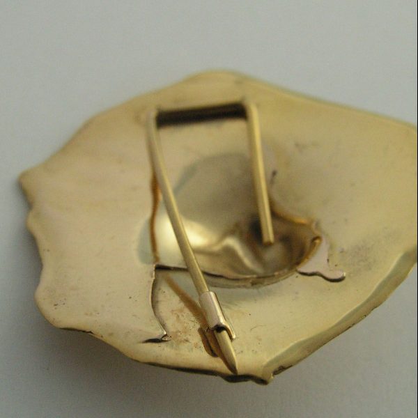 Pezón VIII. Broche de bronce con baño de oro de 18kt. Reproducción directa del modelo natural, pieza única. La modelo posó para M A L I C I A un mes de agosto. Medida máxima 4cm. Objeto diseñado y fabricado artesanalmente en Madrid porr personas que disfrutan su trabajo.